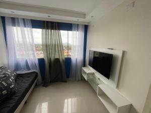 TV a/nebo společenská místnost v ubytování Apartamento 51 proximo a praia da Enseada