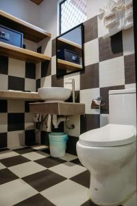 een badkamer met een toilet en een wastafel bij Swissfinity Beach Resort in Pangubatan