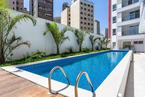 una piscina sul lato di un edificio di Apartamento em São Paulo-Bela Vista-Studio Novo a San Paolo