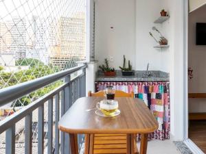 un tavolo su un balcone con una tazza di caffè di Apartamento em São Paulo-Bela Vista-Studio Novo a San Paolo