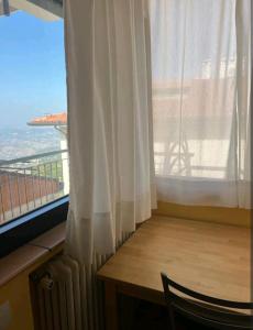 Pokój ze stołem i oknem z widokiem w obiekcie Above The Sky - Flying Apartment w mieście San Marino