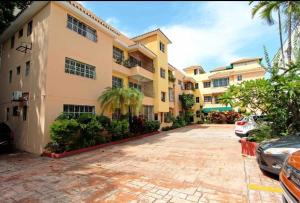 um grande edifício de apartamentos com estacionamento em 1R apartamentos in Santo Domingo em Villa Mella