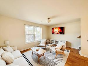 - un salon avec un canapé blanc et des chaises dans l'établissement Luxury & Style, 3 King Bed, W/D, & FREE Garage, à Schenectady