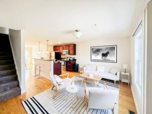 sala de estar con sofá blanco y mesa en Luxury & Style, 3 King Bed, W/D, & FREE Garage, en Schenectady