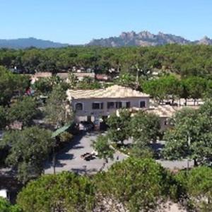 z góry widok na dom z mnóstwem drzew w obiekcie Mobile home 5-pers Camping Leï Suves-Côtes d'Azur-including airco w mieście Roquebrune-sur Argens