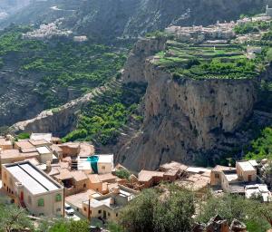 Al ‘Aqar的住宿－استراحة الشرف ALSHARAF，山边的村庄