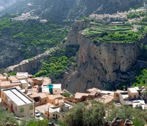 a village on the side of a mountain at الشرف Alsharafh in Al ‘Aqar