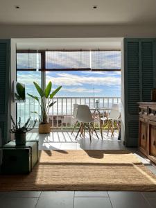 a living room with a view of the ocean at Inmejorables vistas al mar, apartamento boutique in Tarragona