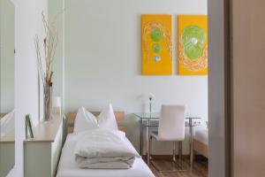 Zimmer mit einem Bett, einem Tisch und einem Gemälde in der Unterkunft Wohlfühlwelt Riegler in Allentsteig