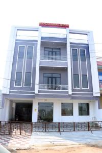 un gran edificio blanco con balcón en Shree Banzaara Dham en Pātolī
