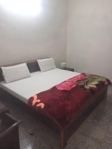 En eller flere senge i et værelse på Shree Banzaara Dham