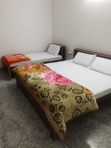 2 camas individuales en una habitación con faldas en Shree Banzaara Dham en Pātolī