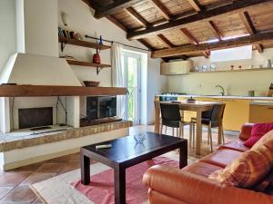 sala de estar con sofá y chimenea en Agriturismo la Casa del Vecchio Mulino, en Carassai