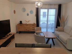 un soggiorno con divano e tavolo di Appartement Proche du Port de Bonifacio a Bonifacio