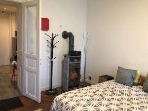 um quarto com uma cama e um fogão numa sala em Apartment Gute Laune-Good mood em Viena
