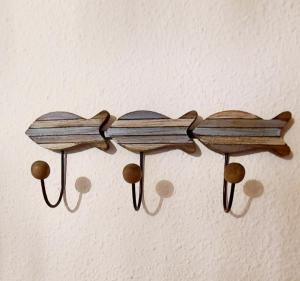un objeto de madera colgado en una pared en Anchoveta, en Calonge