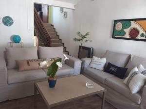 a living room with two couches and a coffee table at Loma del Alto in Alta Gracia