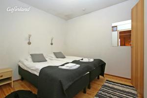 um quarto com uma cama com um cobertor verde em Kuukkeli Apartments Saarisatu ja Urupää em Saariselka