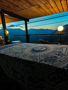 Cama en habitación con vistas al océano en Mo Huai Su-桃園市民宿085號, en Hualing