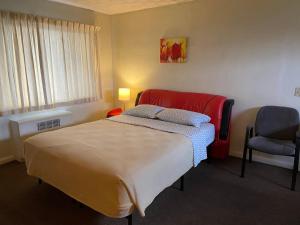 Postel nebo postele na pokoji v ubytování Driftwood Motel