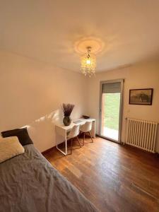 1 dormitorio con 1 cama y 1 mesa con sillas en Chambre privée Toulouse proche métro et rocade, en Toulouse