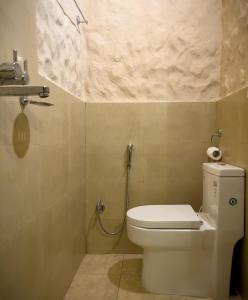 un piccolo bagno con servizi igienici e doccia di Kalash Parkaze And Tent Inn a Pokhara