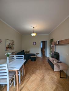 ein Wohnzimmer mit einem Tisch und einem Sofa in der Unterkunft Scanderbeg Square Apartment in Tirana