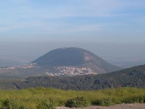 Une montagne avec une ville au sommet dans l'établissement אור בתבור, אירוח בכפר תבור., à Kefar Tavor