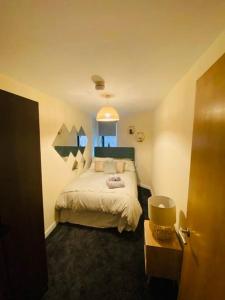 a bedroom with a bed and a window at Liverpool City Centre Modern Apartment fits 6 people in Liverpool