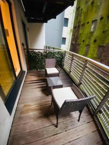 two benches sitting on a balcony of a building at Liverpool City Centre Modern Apartment fits 6 people in Liverpool