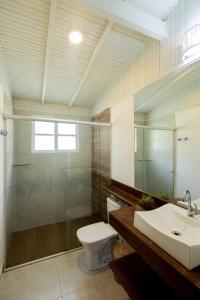 uma casa de banho com um WC, um lavatório e um chuveiro em Ilhabela Studios em Ilhabela