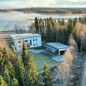 una vista aérea de una casa con vistas al lago en Villa Forest en Rovaniemi