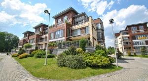 Un gran edificio de apartamentos con arbustos delante. en Luksusowy apartament w Ustroniu, en Ustroń