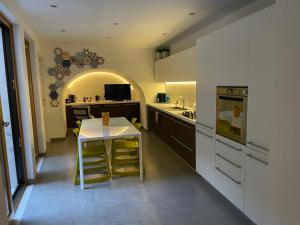 een keuken met een tafel en een keuken met een aanrecht bij Il Teatrino del Bonajuto in Caltagirone