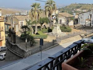 een uitzicht op een stad met palmbomen en gebouwen bij Il Teatrino del Bonajuto in Caltagirone