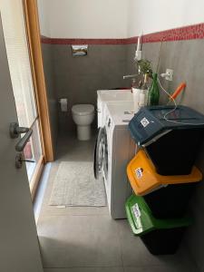 een badkamer met wasmachine en toilet bij Il Teatrino del Bonajuto in Caltagirone +9 foto's