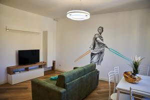 una sala de estar con sofá y una pintura en la pared en Tramonto su Roma [ SELF CHECK-IN METRO A ] en Roma