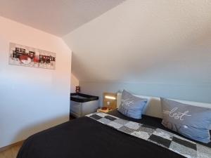 Postel nebo postele na pokoji v ubytování Ferienhaus Kari