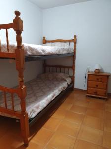 Divstāvu gulta vai divstāvu gultas numurā naktsmītnē CASA NOSTRA piso-apto en Vilanova i la Geltrú-BCN