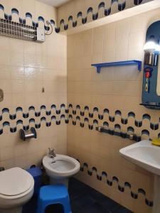 a bathroom with a toilet and a sink at CASA NOSTRA piso-apto en Vilanova i la Geltrú-BCN in Vilanova i la Geltrú