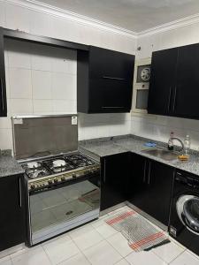 カイロにある3 bedroom apartment, Sheraton Al Matar, Nozhaのコンロとシンクのあるキッチン
