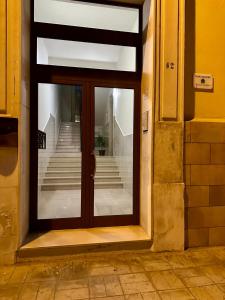 une porte ouverte avec vue sur un escalier dans l'établissement B&B Piano Romano -con parcheggio privato gratuito-, à Foggia
