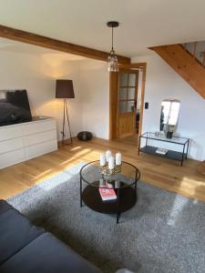 TV a/nebo společenská místnost v ubytování Allgäu Cottage - traumhafter Blick in die Schweizer Berge