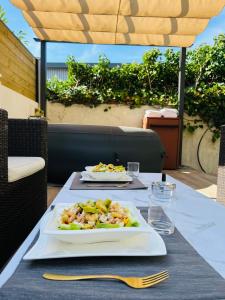 Superbe appartement avec jardin et parking privé في Ris-Orangis: طاولة عليها طبق من الطعام