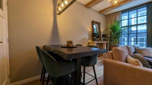 una sala de estar con una mesa y un sofá en Locatie Downtown, en Ámsterdam 16 fotos más