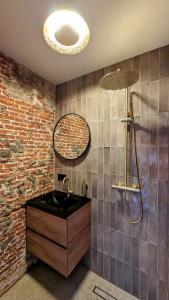 un baño con lavabo y espejo en Locatie Downtown, en Ámsterdam