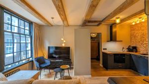Una cocina y una sala de estar con un sofá y una mesa. en Locatie Downtown, en Ámsterdam