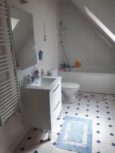 a bathroom with a sink and a toilet and a tub at chambres chez l habitant in Saint-Sauveur