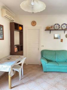 Barrafranca的住宿－Appartamento Garibaldi centro Sicilia.，客厅配有蓝色的沙发和桌子