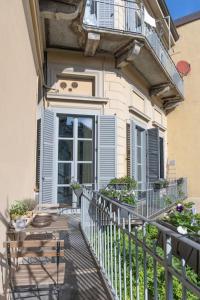 a balcony of a house with a table and chairs at LAVI' SUITE elegante centrale luminoso in Turin